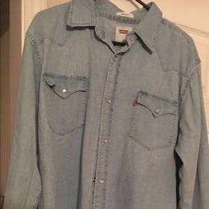 Men’s Levi denim long sleeve button up!